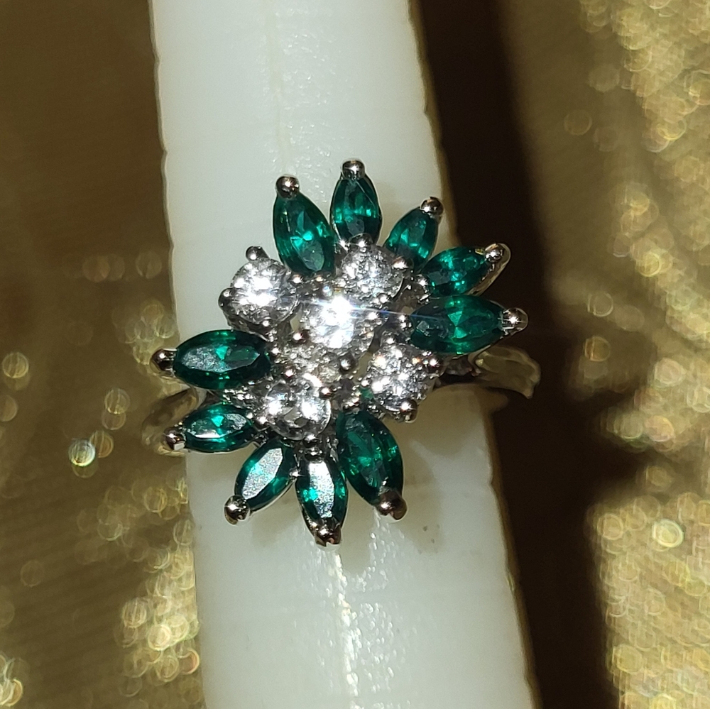 💍Elegant Silver and Emerald Floral Ring💍Size 6